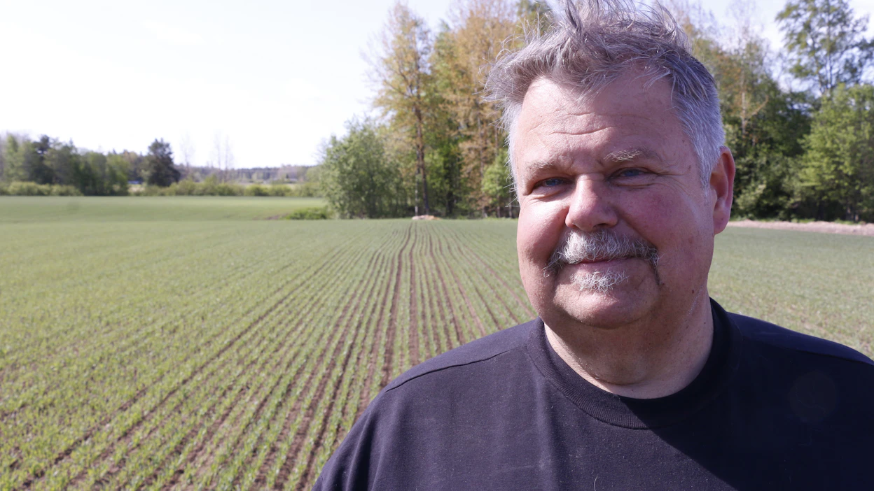 Kevät on ollut aika tavanomainen, mutta viileä sää jarruttaa kasvua. Myös vettä aletaan pian kaivata, miettii Petri Tuomola Säkylästä.