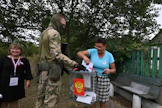 Ennakkoäänten antamista Donetskin alueella. Duuman vaaleissa äänestetään myös osassa alueita, joita venäläiset miehittävät Ukrainassa. AFP/LEHTIKUVA.