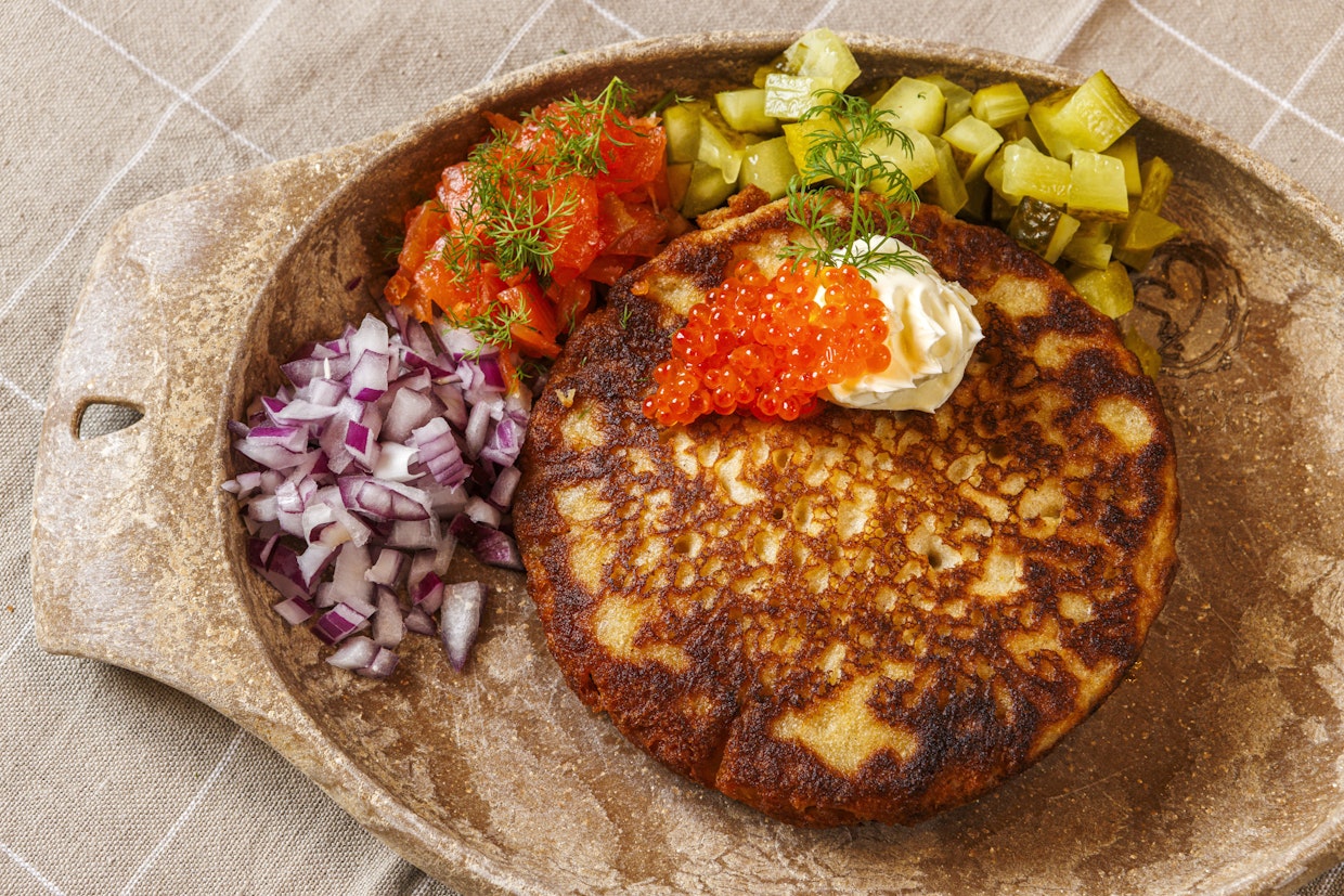 Mäti, sipuli ja suolakurkku ovat perinteisiä täytteitä blineille.