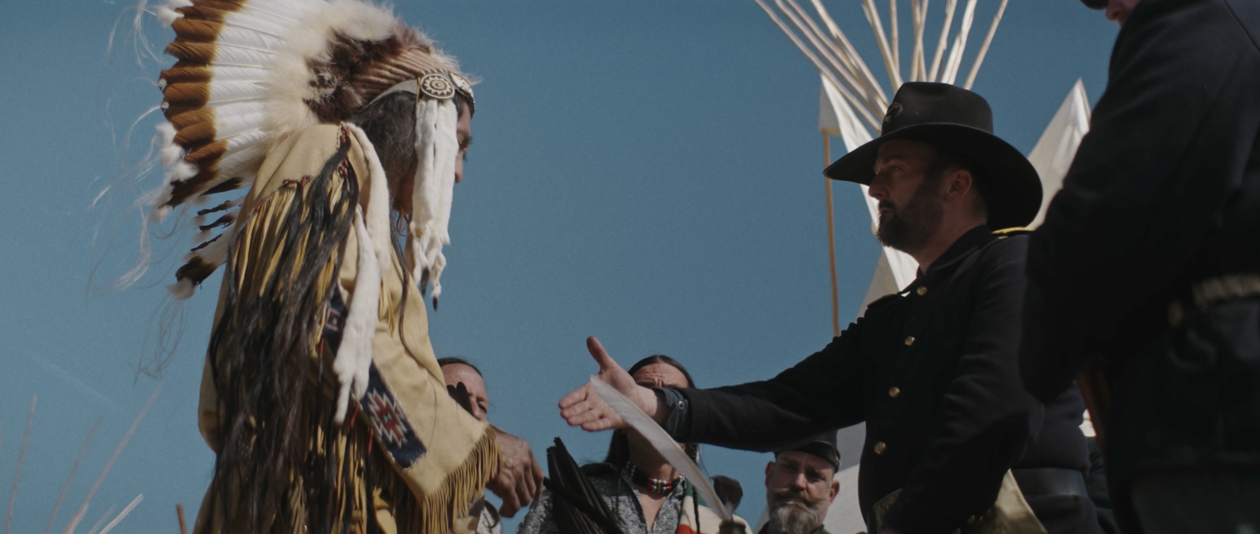 Valkoinen mies ja intiaani kohtaavat tv-sarjassa Villin lännen valloitus.