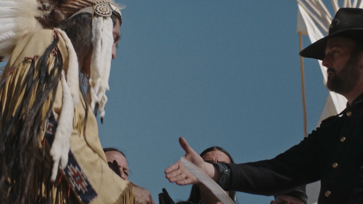 Valkoinen mies ja intiaani kohtaavat tv-sarjassa Villin lännen valloitus.