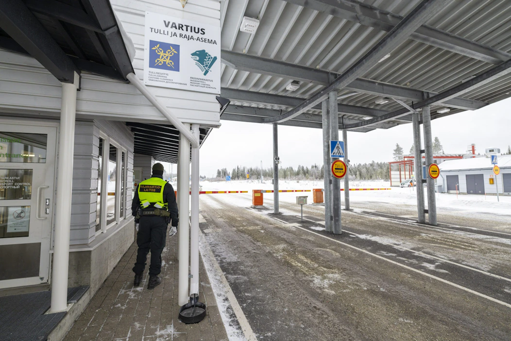 Kaakkois-Suomen kolme rajanylityspaikkaa sekä Niiralan rajanylityspaikka suljettiin viikonloppuna. Kansainvälisen suojelun hakeminen on keskitetty Vartiuksen (kuvassa) ja Sallan rajanylityspaikoille. LEHTIKUVA / HANNU HUTTU.