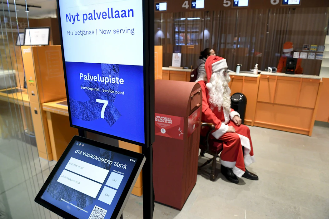 Suomalaiset ovat lähettäneet tänäkin vuonna miljoonia joulukortteja ja -paketteja. Arkistokuva. LEHTIKUVA / Jussi Nukari.
