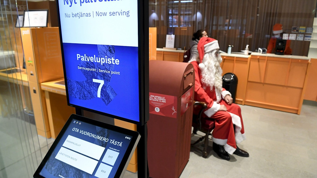 Suomalaiset ovat lähettäneet tänäkin vuonna miljoonia joulukortteja ja -paketteja. Arkistokuva. LEHTIKUVA / Jussi Nukari. 