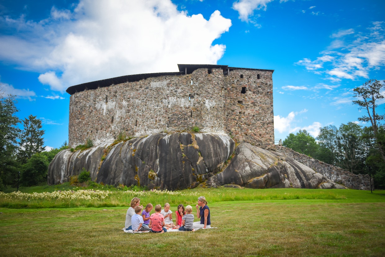 Raaseporissa sijaitseva Raaseporin linna on yksi kaupungin historiallisista nähtävyyksistä. Ensimmäiset maininnat linnasta ovat vuodelta 1378. 