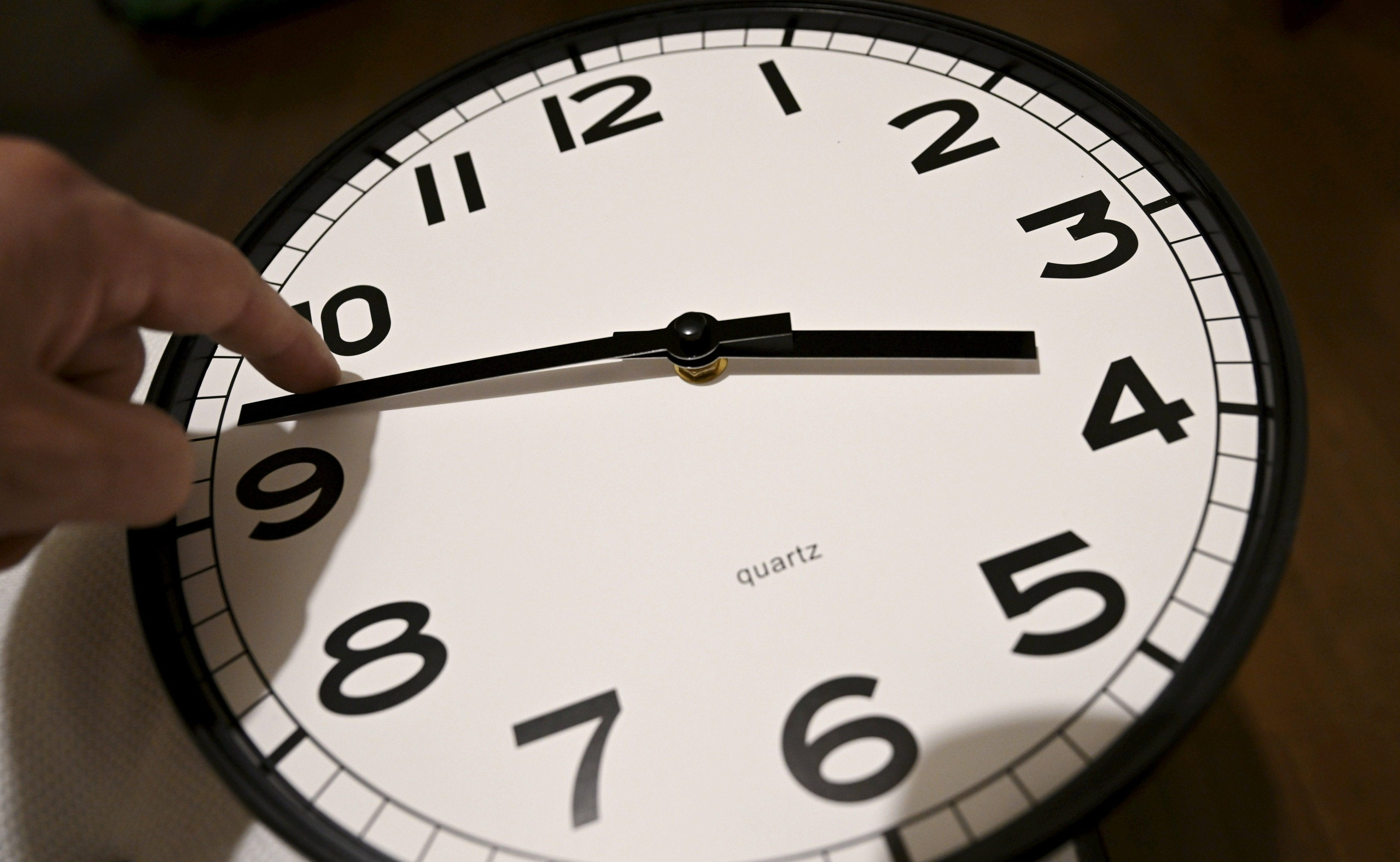 Kesäaika päättyy Suomessa tänä viikonloppuna lauantain ja sunnuntain vastaisena yönä. LEHTIKUVA / Heikki Saukkomaa. 