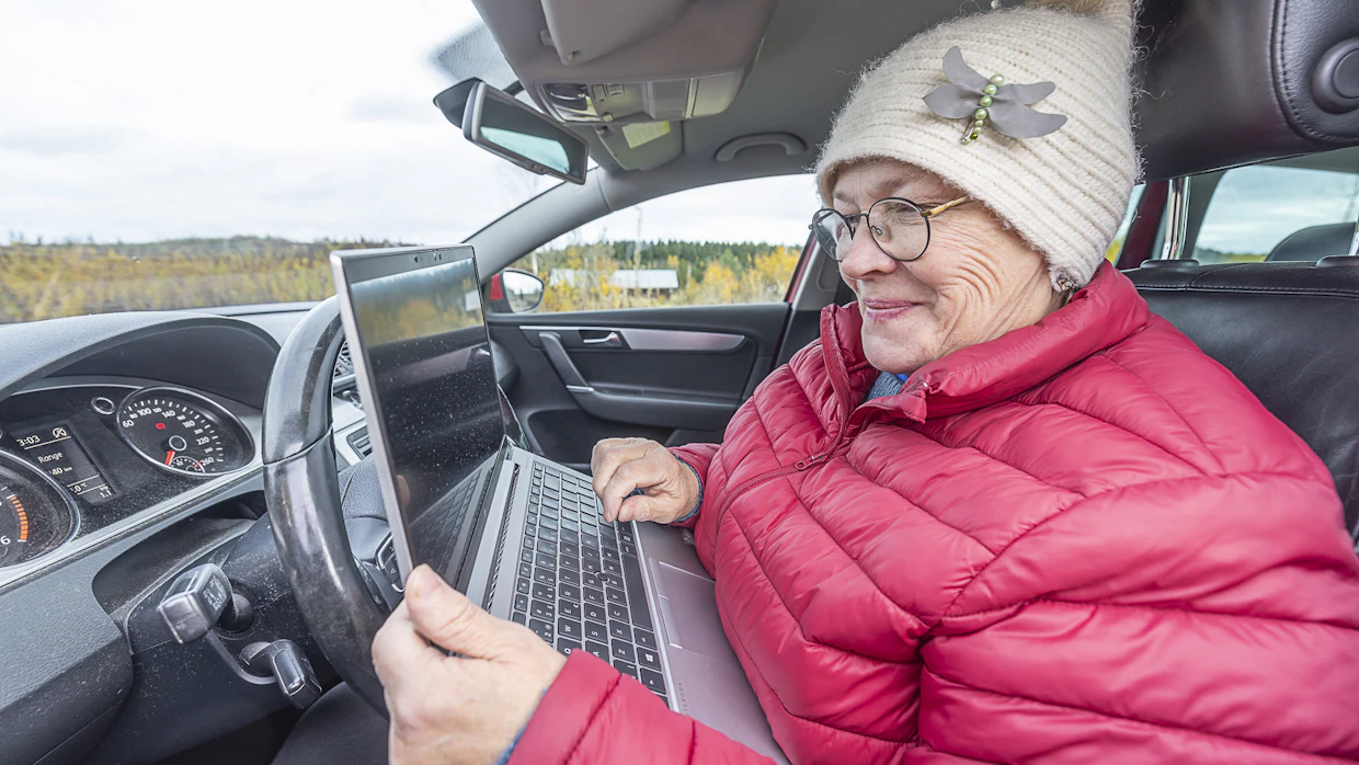 Etälääkärin vastaanottoaika vaatii Outi Räikköseltä autoilua johonkin, missä verkkoyhteys on riittävän vahva. ”Lähden ajamaan kaupungin suuntaan, ja testaan välillä, joko palkkeja on tarpeeksi”, Räikkönen kertoo.