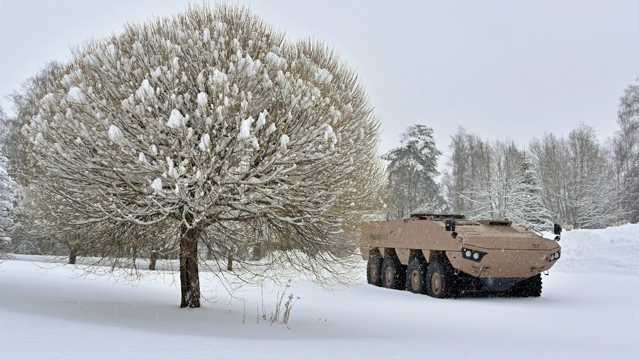 Japanista tuli joulukuussa yhdeksäs Patrian AMV-ajoneuvoperheen käyttäjämaa, kun se valitsi Patria AMVXP 8x8:n maavoimiensa seuraavaksi panssaroiduksi miehistönkuljetusajoneuvoksi. Ajoneuvot valmistetaan Japanissa lisenssillä.