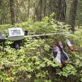 Metsäkeskuksen asiantuntijat mittaavat kesän aikana maastossa satoja koealoja. 