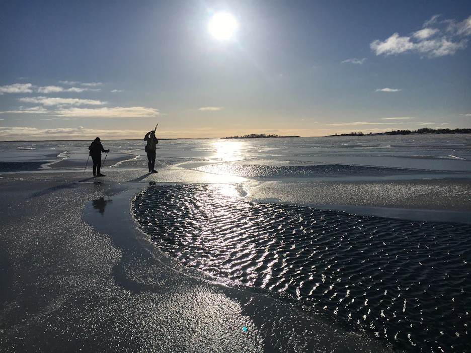 Jäällä liikkujaa vaanivat monet vaarat, kuten avoimet tuuliavannot, railot ja virtausten heikentämät alueet.