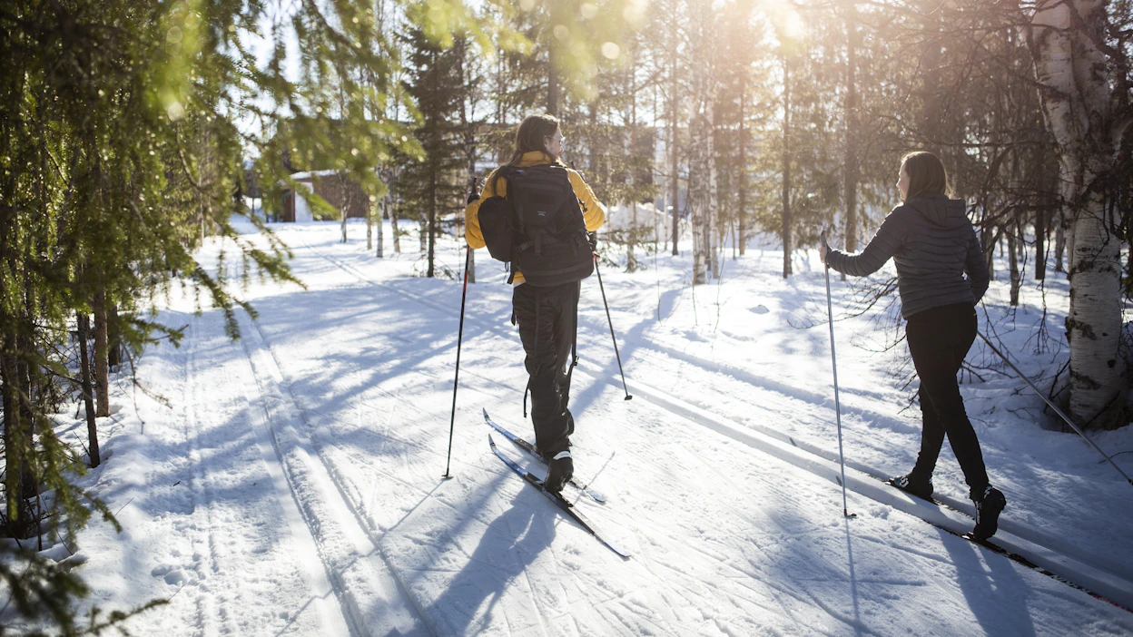 Kun hiihtäjä huilaa, tarkoittaako se sujuvaa sivakointia vai ladun vieressä lepäilyä? Riippuu, mistä päin olet kotoisin.