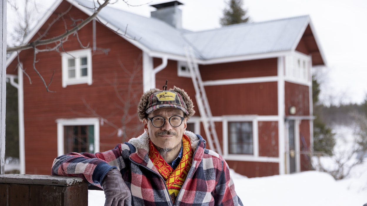 Kotimaisemiin Sodankylän Kersilöön muuttanut Atso Mikkoa asuu ukkinsa rakentamassa hirsitalossa, joka aikoinaan palveli myös kylän kouluna.