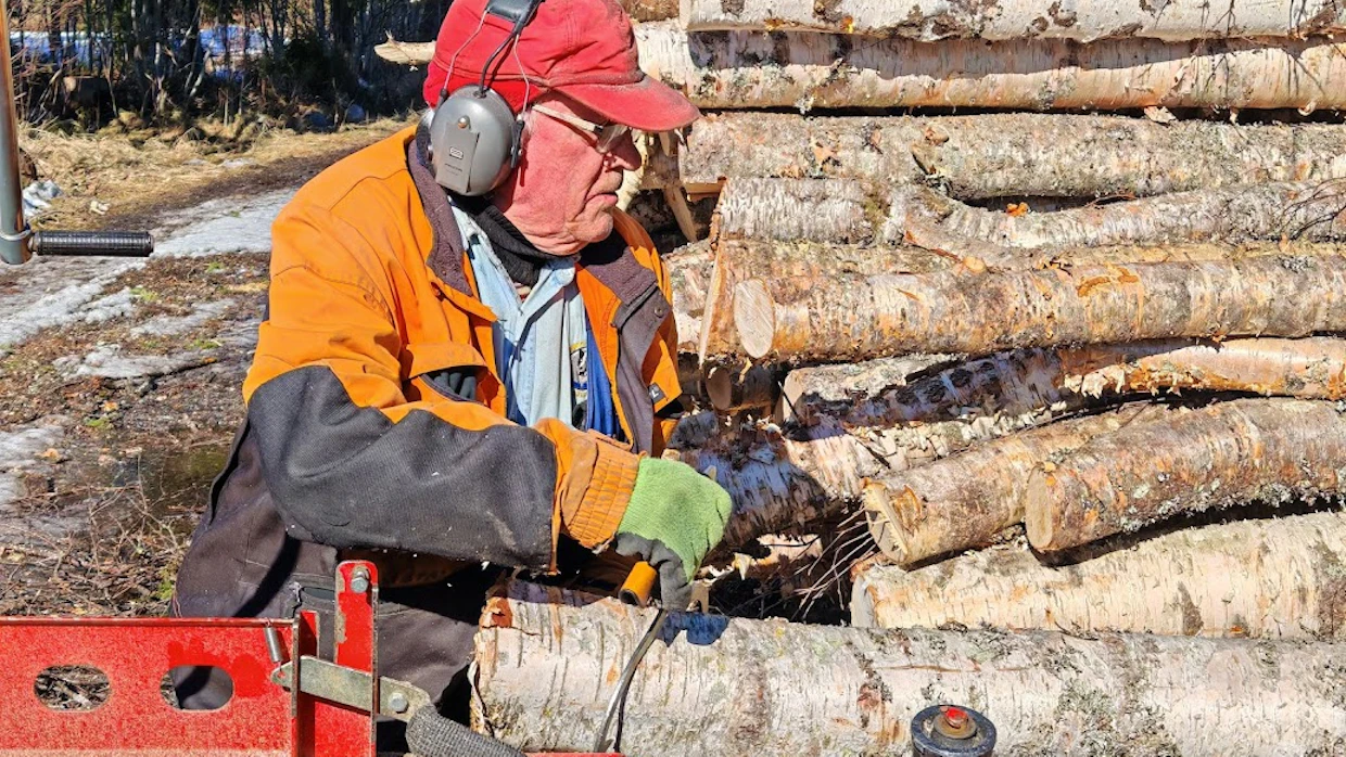 ”Koivurangat ovat peräisin omasta metsästä. Pilkon tänä keväänä kolme rekkakuormallista”, Eenokki Lehto Torniosta kertoo.