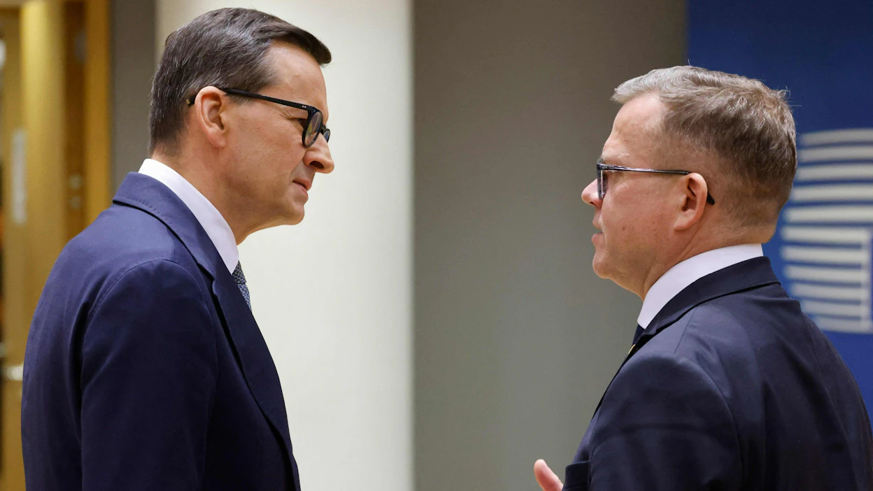 Pääministeri Petteri Orpo (oik.) keskusteli Puolan pääministerin Mateusz Morawieckin kanssa ennen EU:n huippukokouksen alkua torstaina.