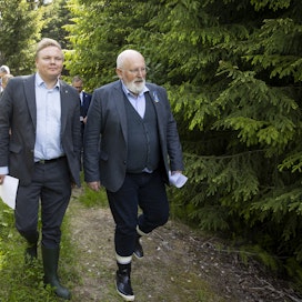 Pekka Auvinen kehottaa Antti Kurvista puolustamaan metsätaloutta EU-pöydissä tosissaan. Vastassa on usein komission varapuheenjohtaja Frans Timmermans (oik.)