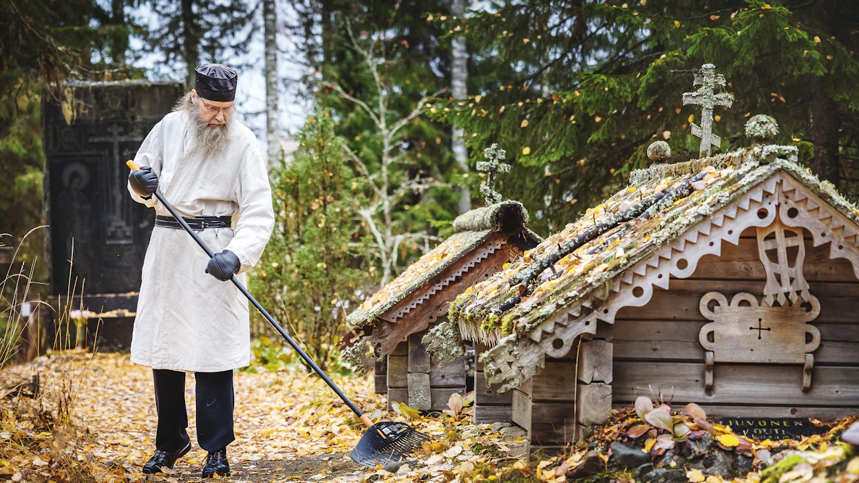 Grobnitsa eli grobu on pienen talon näköinen hautamuistomerkki, jonka tarkoitus on korostaa vainajan juuria Karjalaan. Munkki isä Joona lakaisi lehtiä Valamon ortodoksisella hautausmaalla.