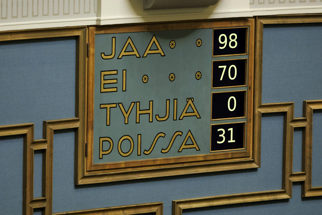 Äänestyksessä hallituksen ja opposition rivit säilyivät suorina, eli paikalla olleet hallitusryhmien edustajat äänestivät luottamuksen puolesta ja oppositioryhmien edustajat luottamusta vastaan. LEHTIKUVA / Seppo Samuli.
