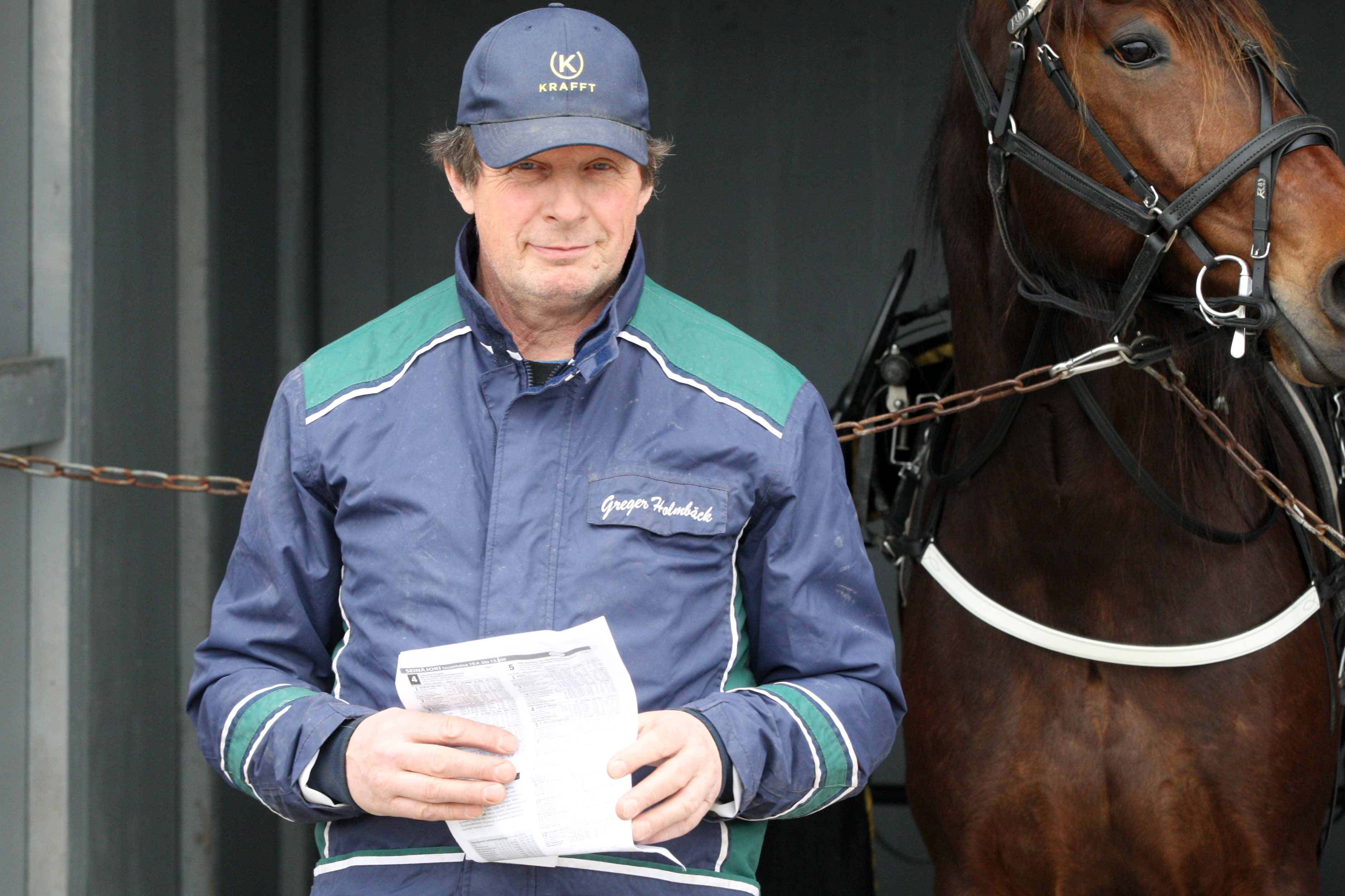 Greger Holmbäckillä on Hippoksen listoilla vain yksi valmennettava, mutta tallissa hirnuu kolme hevosta, joita valmennetaan puolison kanssa porukassa.