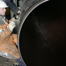 Maakaasun hinnan alentuminen Keski-Euroopassa auttaa nyt myös suomalaisia sähkölaskujen maksamisessa. Kuvassa saksalaisasentajat mittaavat maakaasuputken katkaisukohtaa tunnelissa Kymijoen alla vuonna 2005.