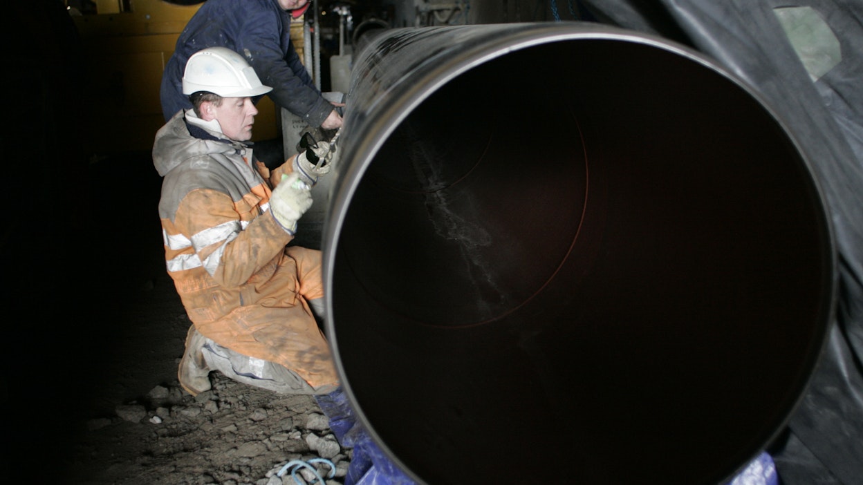 Kaasu virtaa jälleen Saksaan vievässsä Nord Stream 1-putkessa. Kuvassa venäläisiä maakaasuputken asentajia Suomessa.