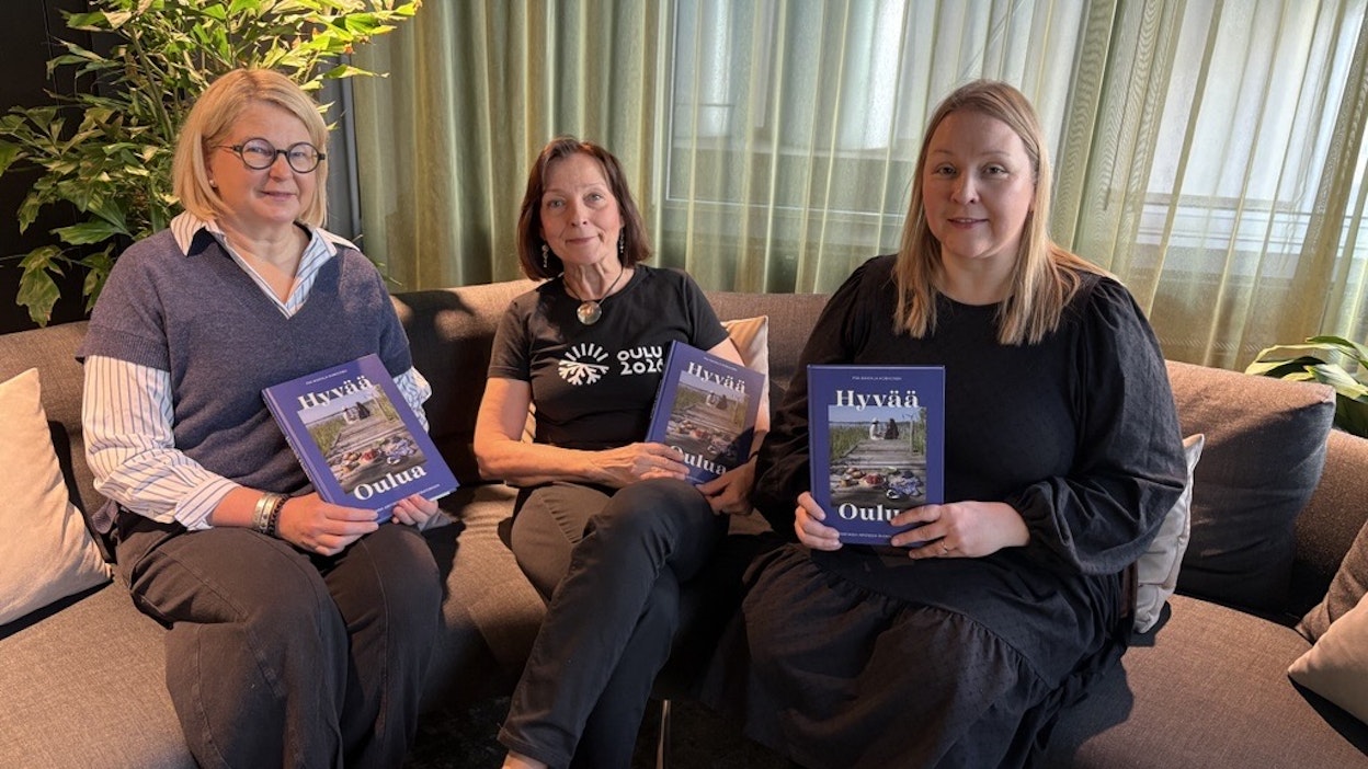 Viskaalin tilan emäntä Tuula Kukkola-Räinä, kirjailija ja Oulun kulttuurisäätiön toimitusjohtaja Piia Rantala-Korhonen ja Kinnusen Myllyn markkinointijohtaja Marja-Riitta Kinnunen Hyvää Oulua -kirjan julkistustilaisuudessa Oulussa 16.4.
