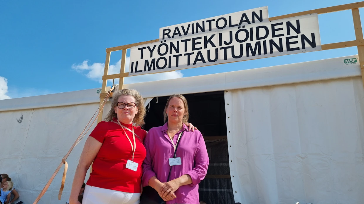 Suviseurojen keittiössä pitää kiirettä, jotta ruokahuolto toimii logistiikan ja säilytyksen osalta. Kylmäautoja tarvitaan 18, jotta elintarvikkeet pysyvät kunnossa kesähelteillä, ravintolatoimikunnan jäsen Tarja Kalliokoski ja varapuheenjohtaja Tiina Herlevi kertovat.