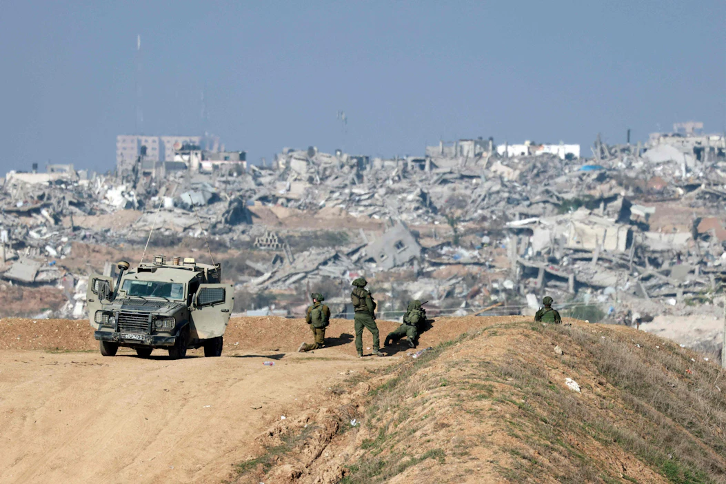 Silminnäkijöiden mukaan osa Israelin joukoista vetäytyi useilta alueilta Gazan kaupungin läheisyydestä maanantaina, minkä arvioidaan liittyvän lähinnä joukkojen ryhmittämiseen uudelleen. LEHTIKUVA/AFP.
