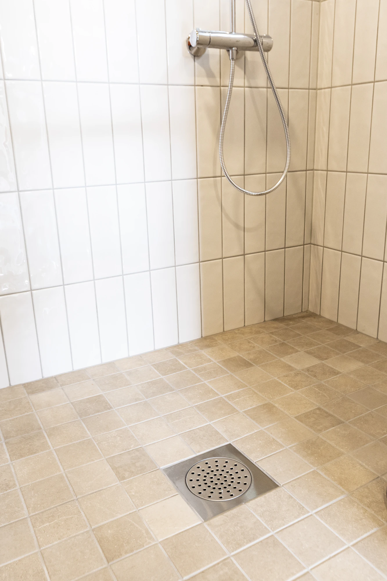 Lattiakaivo keskellä lattiaa on se perinteinen, ja Timo Jokelan mielestä paras ratkaisu.