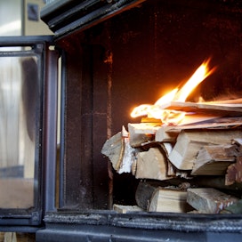 Säännöllinen nuohous, kuiva polttopuu ja pellin sulkeminen vasta hiilloksen sammuttua tuovat turvaa talon lämmittäjälle.
