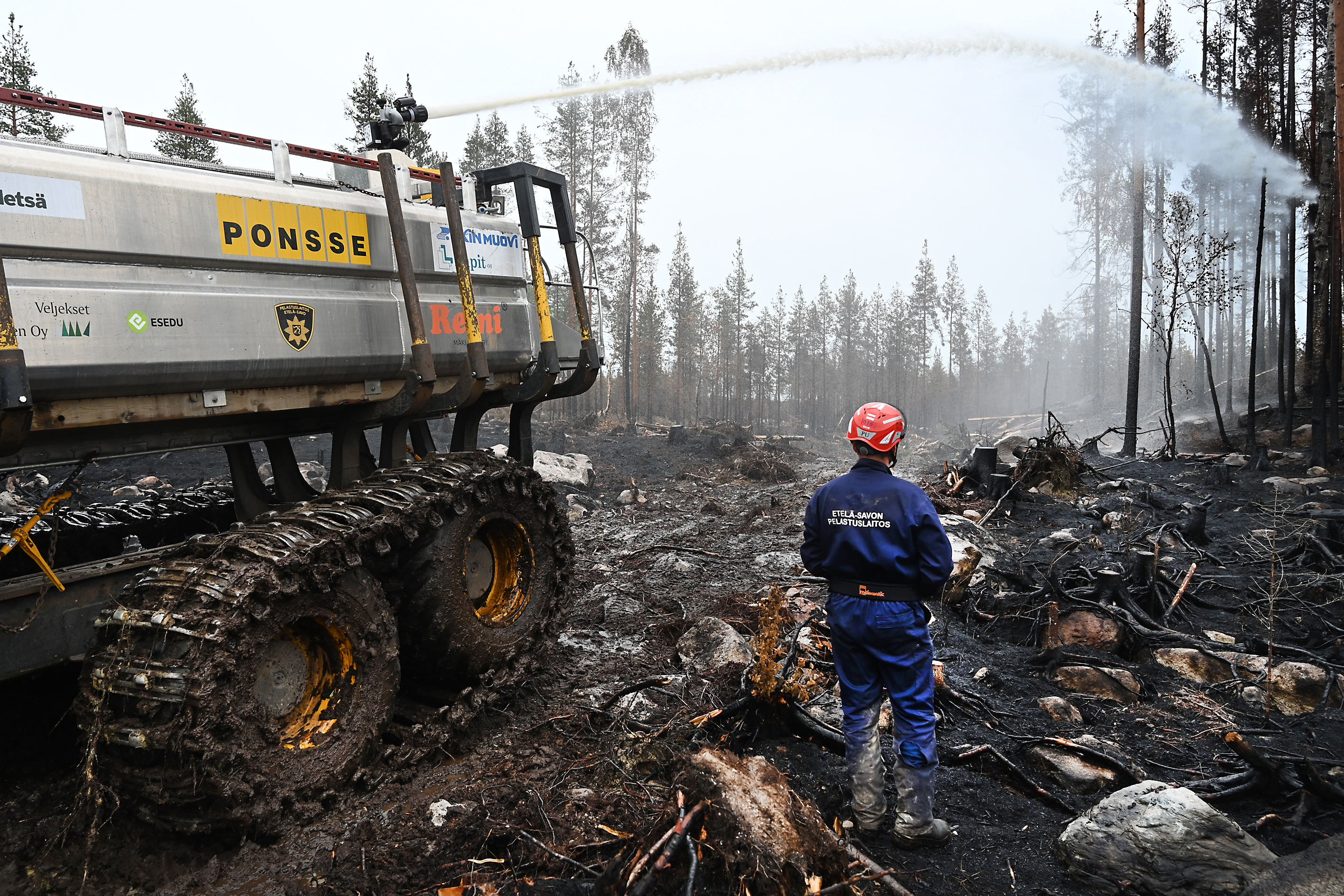 Metsäpalo teki tuhoisaa jälkeä viime kesänä Kalajoen Rautiossa. Sammutuskäyttöön soveltuva muokattu metsätraktori osallistui jälkisammutustöihin.