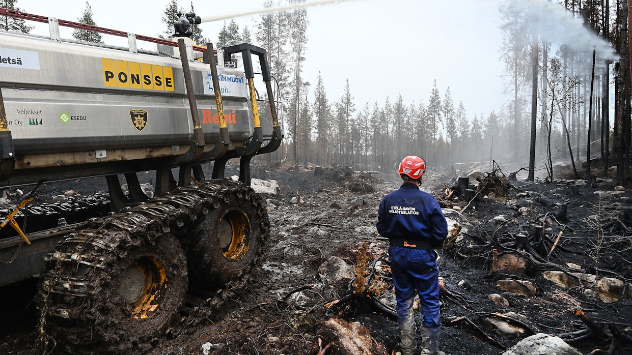 Metsäpalo teki tuhoisaa jälkeä viime kesänä Kalajoen Rautiossa. Sammutuskäyttöön soveltuva muokattu metsätraktori osallistui jälkisammutustöihin.