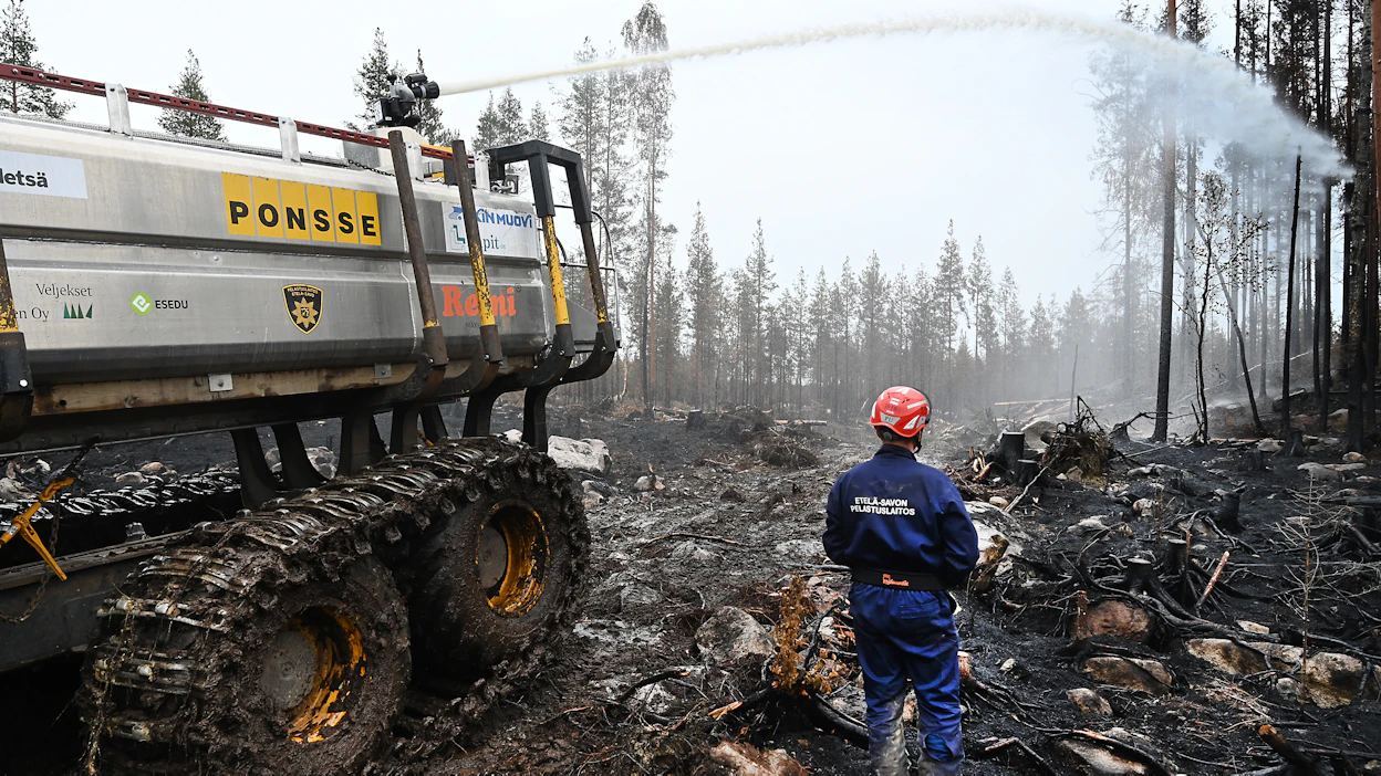 Metsäpalo teki tuhoisaa jälkeä viime kesänä Kalajoen Rautiossa. Sammutuskäyttöön soveltuva muokattu metsätraktori osallistui jälkisammutustöihin.