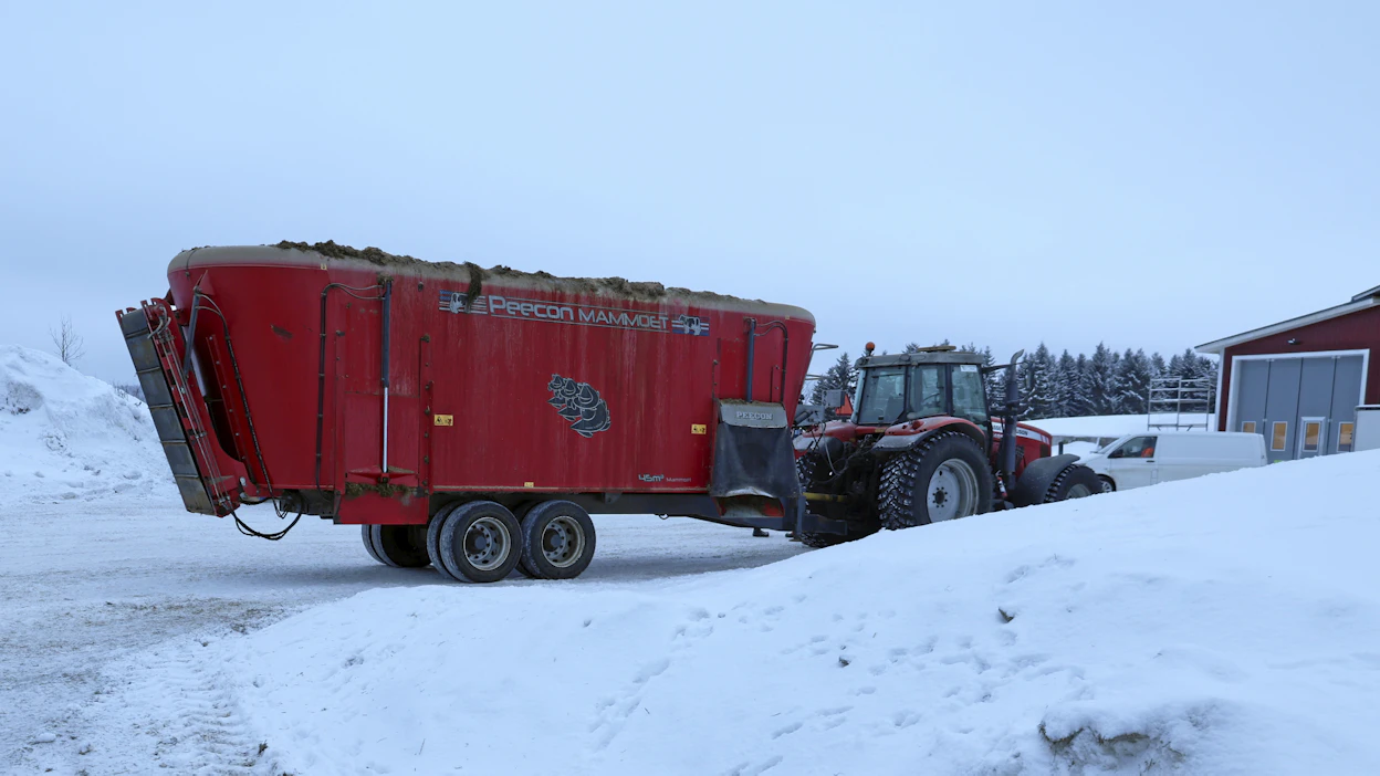Kuvassa HRV Farmin seosrehuvaunu. Ruokinnan runko on esikuivattu säilörehu, johon lisätään nautojen terveyttä edistäviä ja tuotosta parantavia komponentteja. Ruokinta on suunniteltu tarkkaan ja maitomäärien lisäksi seurataan lannan koostumusta.