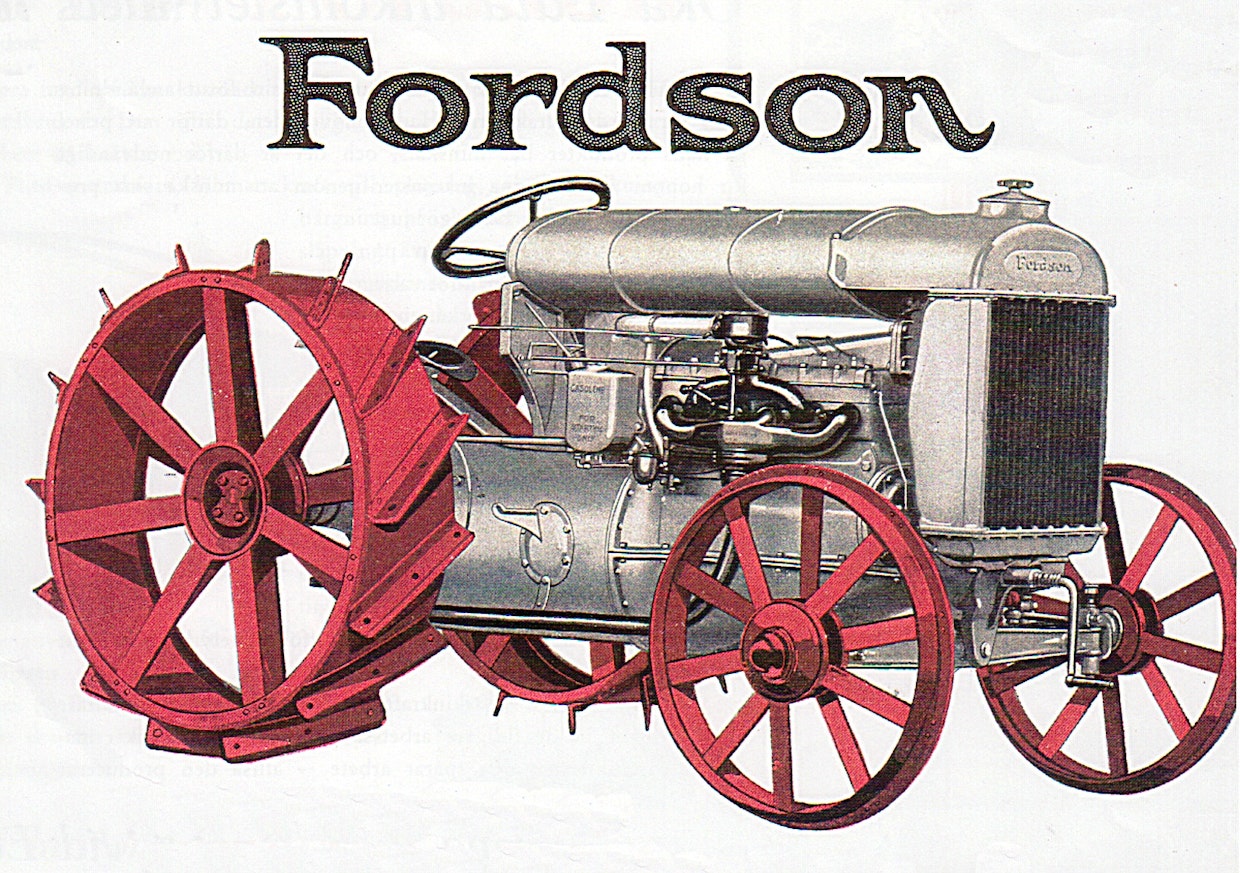 Kokeiltuaan useita autojen osista koottuja prototraktoreita, päätyi Ford lopulta järeämpään ratkaisuun. Unkarilaissyntyisen Eugene Farkasin suunnittelema Fordson saatiin sarjatuotantoon syksyllä 1917, vuoteen 1928 mennessä niitä tehtiin 755 278 kpl. T-Fordien tapaan Fordsonit olivat kilpailijoihin verrattuna huippuedullisia, mutta tekniikaltaan liiankin riisuttuja.