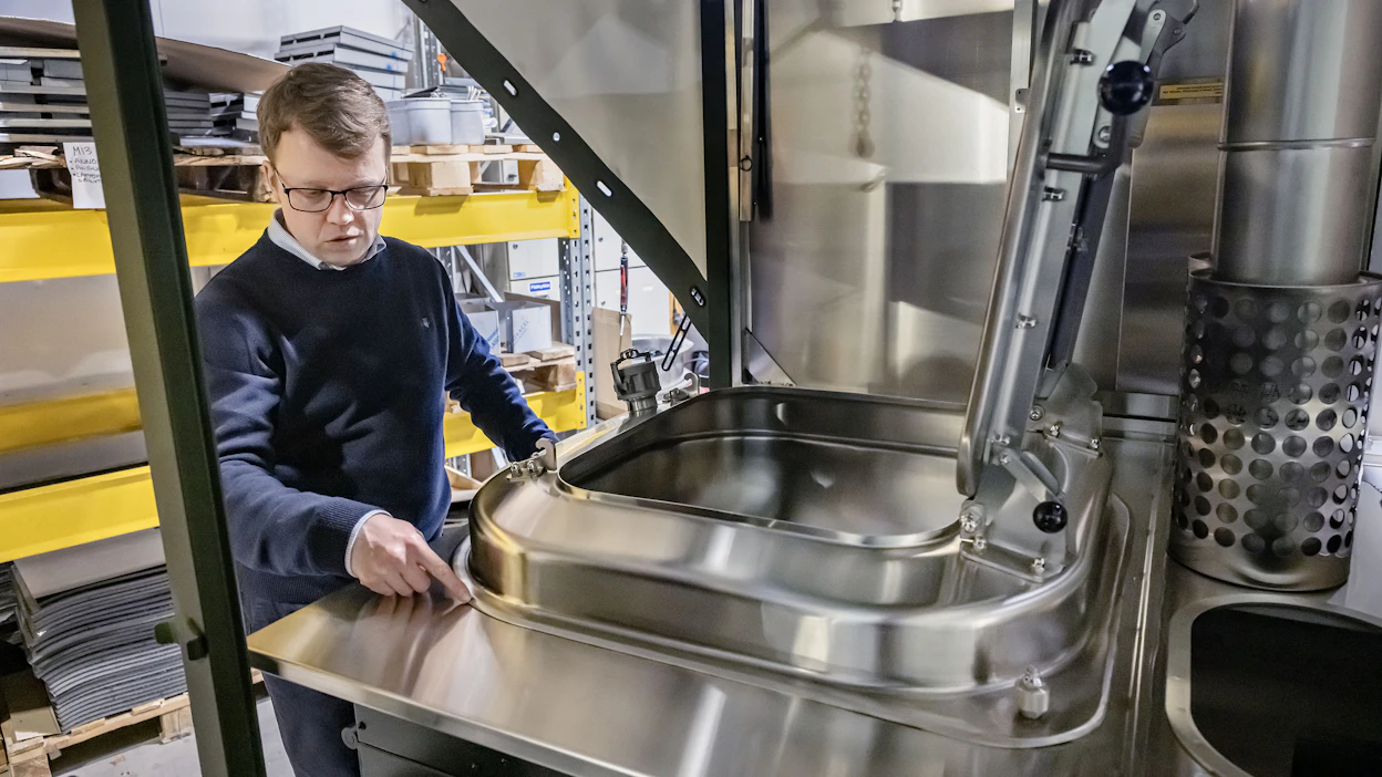Kenttäkeittimeen kuuluu 150 litran hydraulisesti kipattava haudekattila. Toiminto helpottaa kattilan pesua.