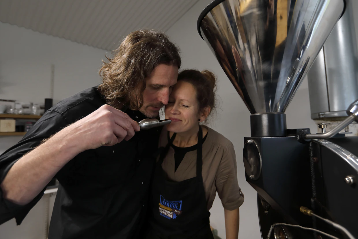 ”Jos ryhdyt paahtimoyrittäjäksi kumppanisi kanssa, molemmilla on tärkeä olla eri tehtävät”, Nicholas Capri kertoo. Capri Coffeessa Nick paahtaa ja Tiia pakkaa kahvia ja tarkistaa papujen laatua.
