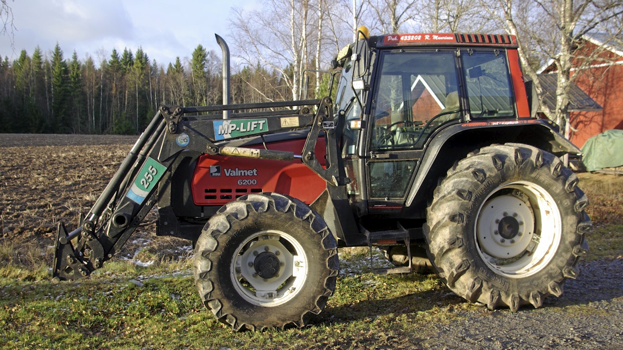 Rauno Muurinen on omistanut 1997 vuosimallin Valmet 6200 -traktorin uudesta asti.