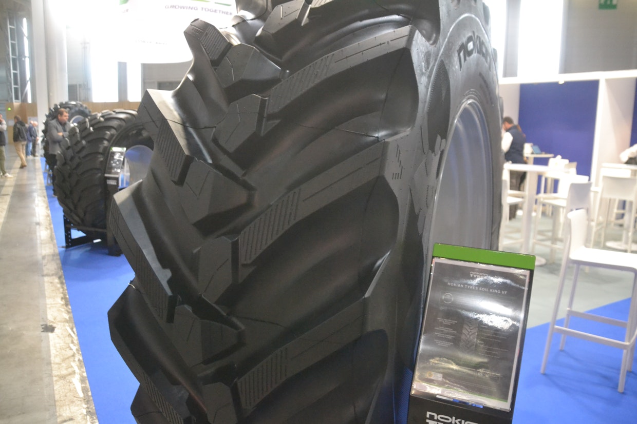 Kuvassa traktoriin suunniteltu Nokian Tyres Soil King VF710/70R42. VF-renkaalla voidaan ajaa alhaisemmalla paineella kuin tavallisella renkaalla, ilman että renkaan rakenne vaurioituu. Alhainen paine kasvattaa renkaan kantopintaa, jolloin tiivistymisvaurioista ei ole samanlaista riskiä kuin kovilla renkailla. Pitokuvio on harkkomainen, mutta sivuttaispitoa on kasvatettu palaleikkauksilla keskellä. Kun asiakkaalle luvataan 710 mm leveät renkaat, niin kuvion olkapää ulottuu renkaan ulkoreunaan saakka. 