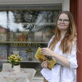 Mervi Heikkilä tykkää ostaa kirjoja lahjaksi läheistensä lapselle. ”Lapset kaipaavat paljon muutakin kuin ruutuaikaa”, Heikkilä sanoo.