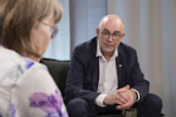 ”Jos ennallistamisasetus toteutetaan pahimman skenaarion mukaan, vaarassa on yli 20 000 ihmisen työpaikat”, varoittaa Mikko Tiirola. Haastattelijana Mia Jouslehto.