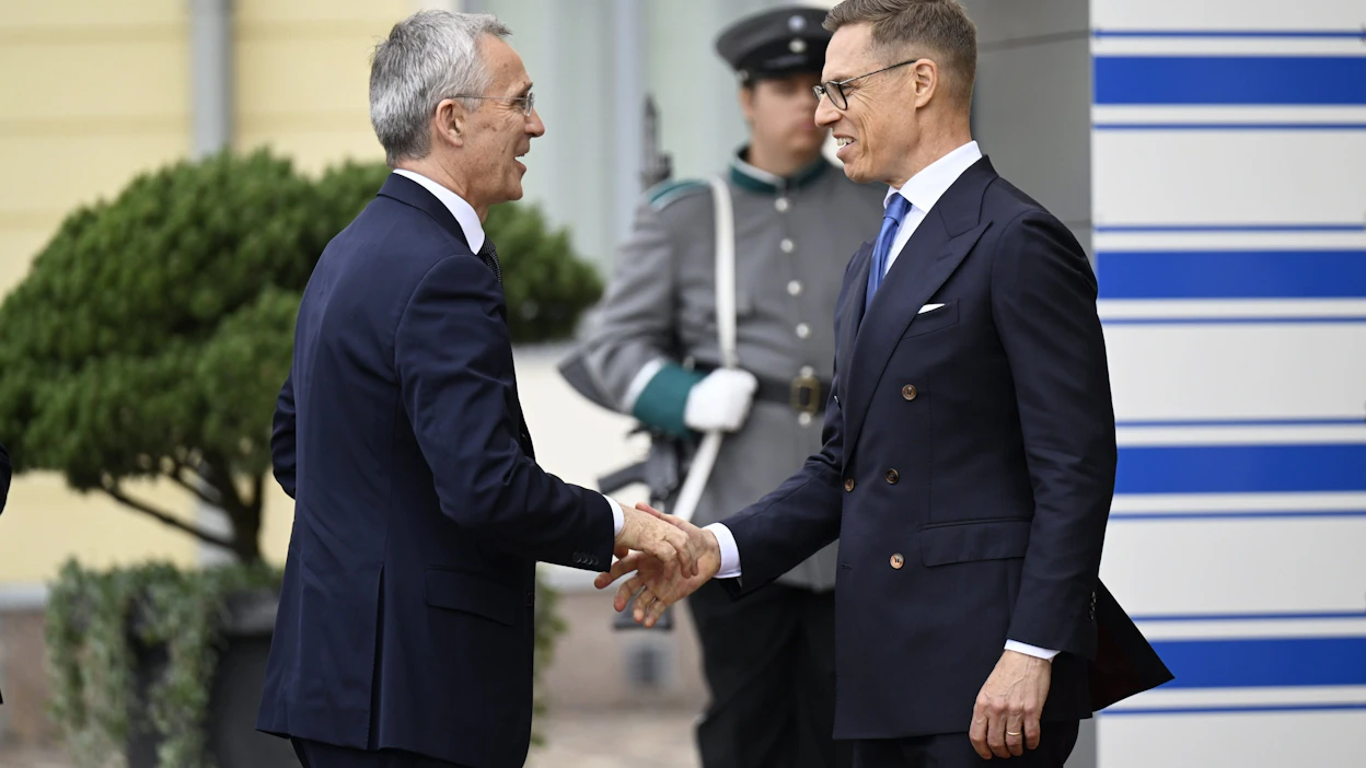 Naton pääsihteeri Jens Stoltenberg (vas.) kehui yhteisessä lehdistötilaisuudessa presidentti Alexander Stubbin kanssa Suomen merkittävää panosta Ukrainan tukemisessa. LEHTIKUVA / Vesa Moilanen.