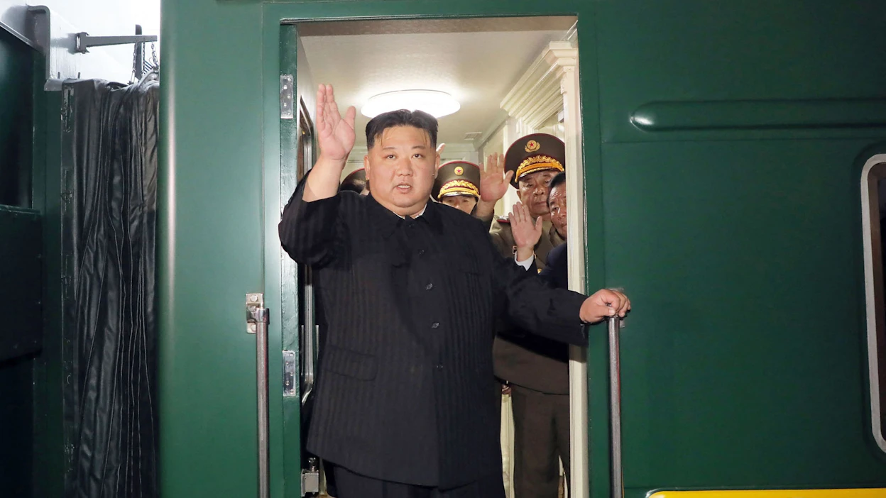 Kim Jong-unin mukana matkustaa valtionmedian mukaan maan kommunistisen puolueen, hallinnon sekä asevoimien johtoa. KCNA:n välittämän kuvan aitoutta tai ajankohtaa ei ole voitu varmistaa. LEHTIKUVA/AFP/KCNA via KNS.