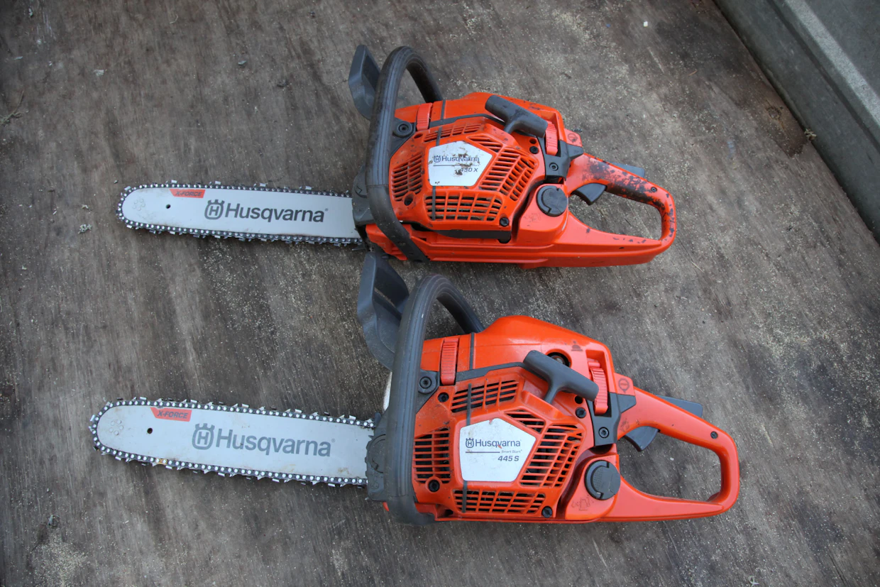 Husqvarnan uusissa 400-sarjan sahoissa kampikammio on muovia, mutta siinä on myös hieman terästä johtamassa lämpöä.