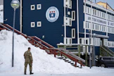 Sotilas käveli Grönlannin pääkaupungissa Nuukissa torstaina. LEHTIKUVA/AFP.