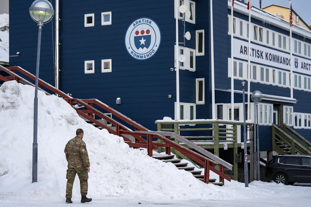 Sotilas käveli Grönlannin pääkaupungissa Nuukissa torstaina. LEHTIKUVA/AFP.