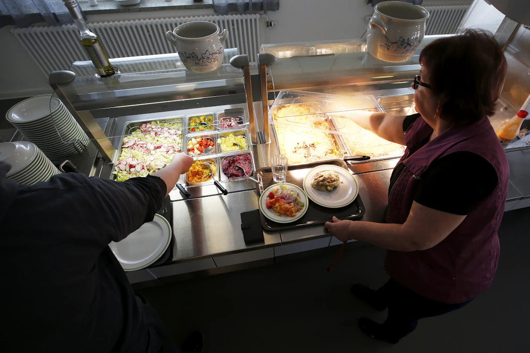 Julkisten ruokapalveluiden hankinnoilla ovat merkittävä rooli kotimaisen työllisyyden ja yritystoiminnan kannalta. Kuvituskuva.