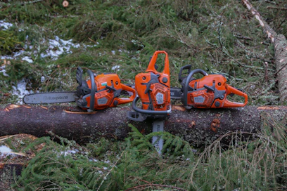 Sama perusrakenne – kolme toisistaan eroavaa versiota. Husqvarna on monen mallisarjan kohdalla jo pitkään tarjonnut eri viritysasteen malleja. 60-kuutioisissa sahoissa kolmikon muodostavat 555, 560XP ja 562XP.