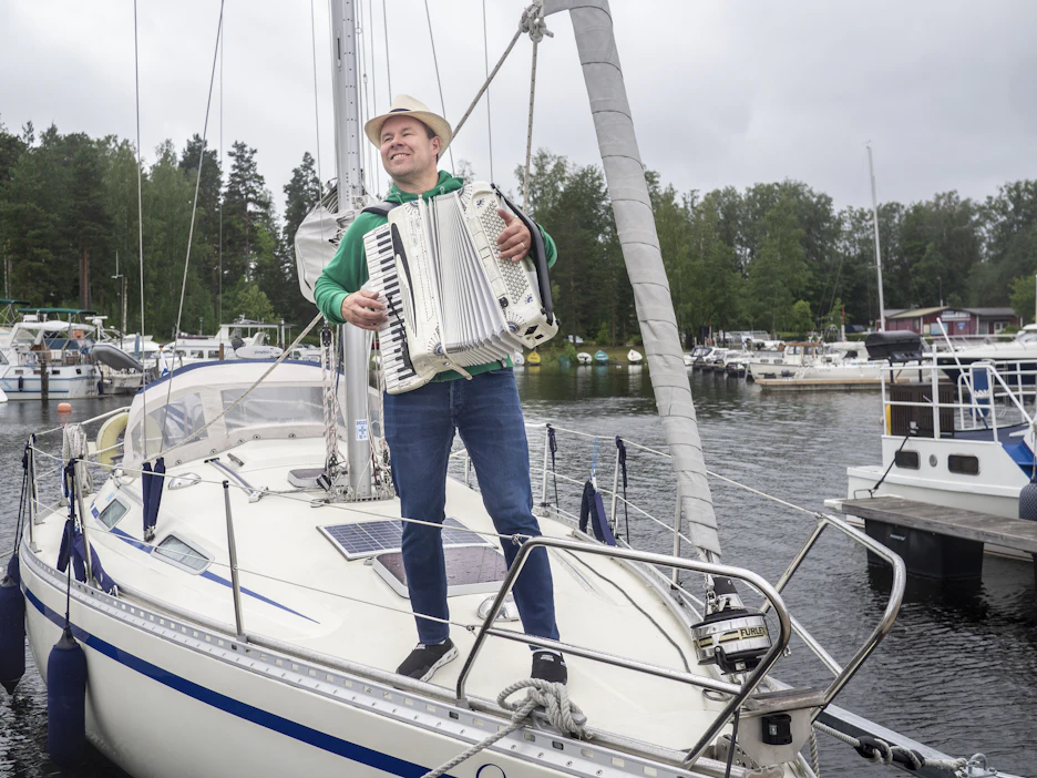 Teemu Harjukari purjehtii ruotsalaisvalmisteisella Comfortina 32:lla. Siinä on kaadettava masto siltojen alituksia varten. ”Minut ja vaimoni vihittiinkin tässä veneen kannella viime syksynä.”