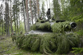 Naamioitu Leopard-panssarivaunu Karjalan prikaatin järjestämässä Karelian Sword 25 -sotaharjoituksessa Kouvolan Pahkajärvellä toukokuussa. LEHTIKUVA / Markku Ulander. 