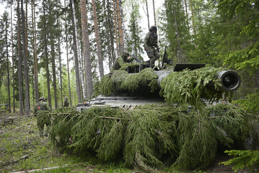 Naamioitu Leopard-panssarivaunu Karjalan prikaatin järjestämässä Karelian Sword 25 -sotaharjoituksessa Kouvolan Pahkajärvellä toukokuussa. LEHTIKUVA / Markku Ulander.